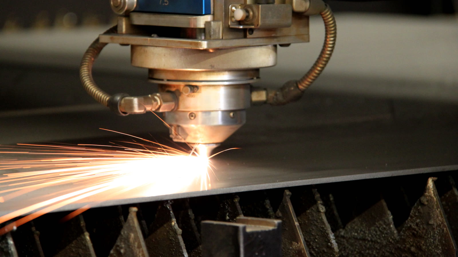 Gia công cơ khí CNC — cắt laser, chấn CNC, hàn laser